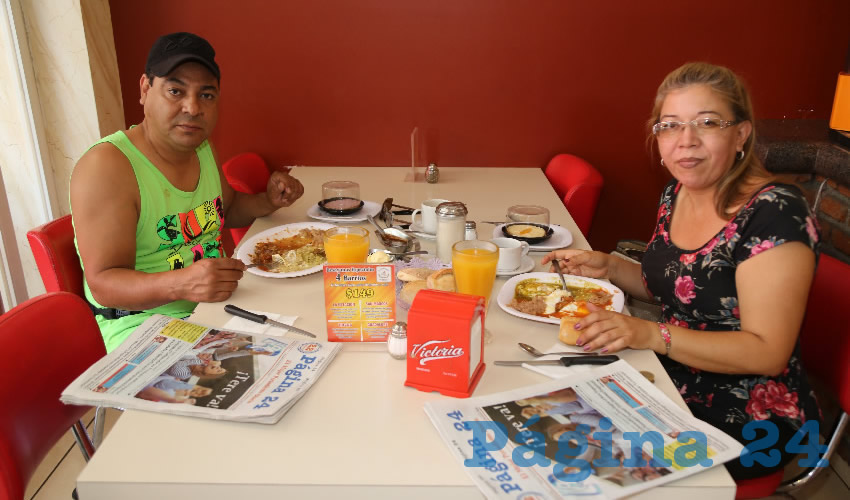 En el restaurante Mitla compartieron el desayuno Óscar Ariel Rivera Hernández e Hilda Plata Estrada