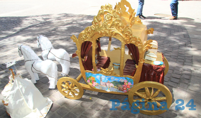 Trabajo que representa una carreta jalada por caballos y cabalgada por la Catrina