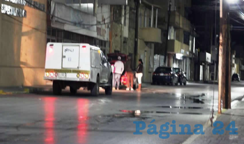 Automóvil quemado en la avenida García Salinas