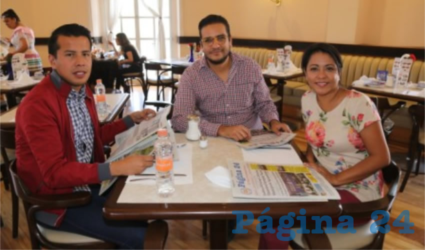 En Sanborns Francia Jair Hern&aacute;ndez Gonz&aacute;lez, Ianus Salazar Velasco y Carmen Cardiel Gonz&aacute;lez