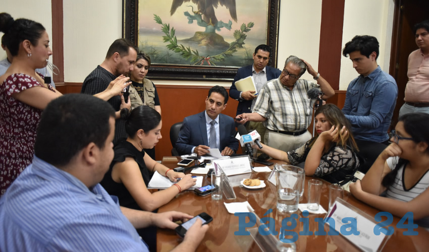 Aunque diputados de Morena se manifestaron en contra, y la representación del PRI exigió que se bajara la renegociación de la deuda pública y que el nuevo préstamo fuera a 20 y no 25 años, la aplanadora naranja en la Comisión de Hacienda perfiló la propuesta del gobernador Enrique Alfaro para endeudar a Jalisco con 5 mil 250 millones de pesos/Foto: Francisco Tapia