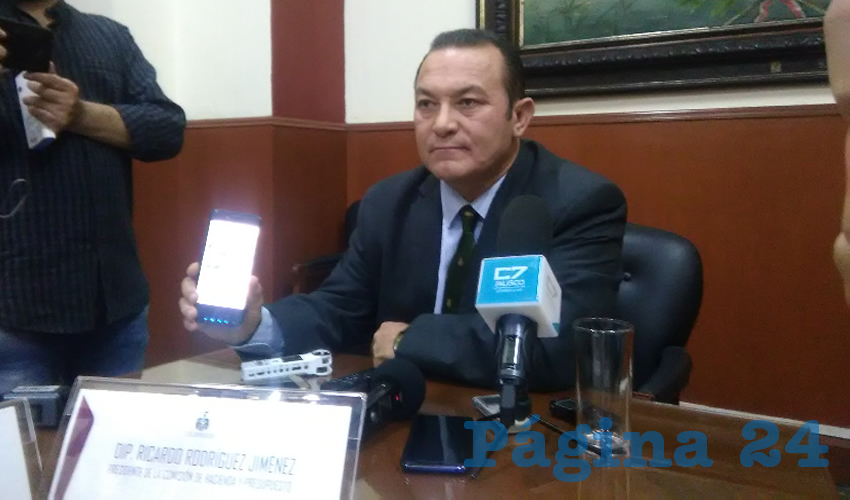 José de Jesús Hurtado Torres, diputado del PAN, tachó de incongruente la propuesta de pedir más préstamo para Jalisco, pues “no tiene pies ni cabeza” en cuanto a la distribución de los recursos. Agregó que tras adelantar que votará en contra, le han advertido desde el gobierno del estado cambie su postura, o que se olvide de apoyos para la gente de su distrito/Foto: Francisco Tapia