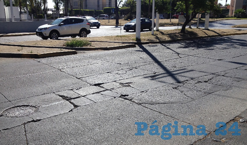 En la colonia Arcos de Guadalupe, en Zapopan, urge reparar las tuberías del drenaje, además de la calle, antes de que el temporal de lluvias traiga problemas más graves a esta comunidad/Fotos: Rafael Hernández Guízar
