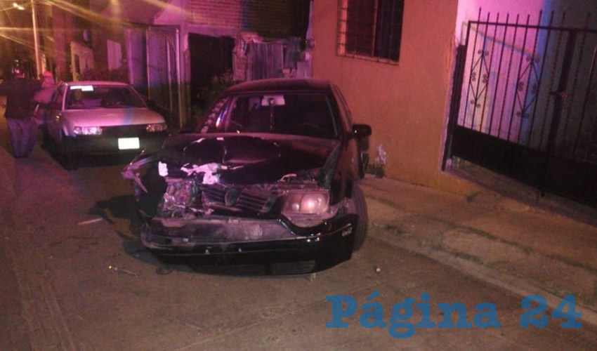 Uno de los vehículos afectados, el Jetta negro que estaba estacionado sobre la calle María Porfiria Dávalos