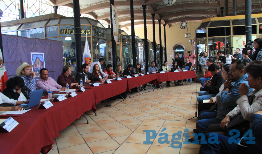 En sesión de Cabildo abierto del ayuntamiento de Zacatecas se aprobó por unanimidad la autorización de la marca registrada Zacatecas Enamora y el nombramiento de Ángela Aguilar Álvarez como representante cultural y artística del municipio de Zacatecas (Foto Rocío Castro)