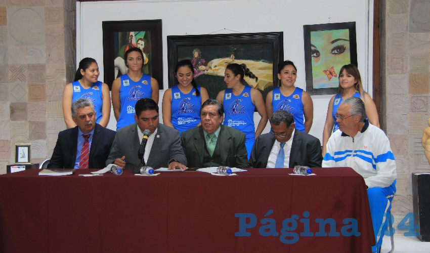 En conferencia de prensa, José Dolores Hernández Escareño, diputado local por el Partido del Trabajo (PT), presentó al equipo de basquetbol femenil Barreteras de Guadalupe que tendrán como sede de los partidos el Auditorio Municipal (Foto Rocío Castro Alvarado)