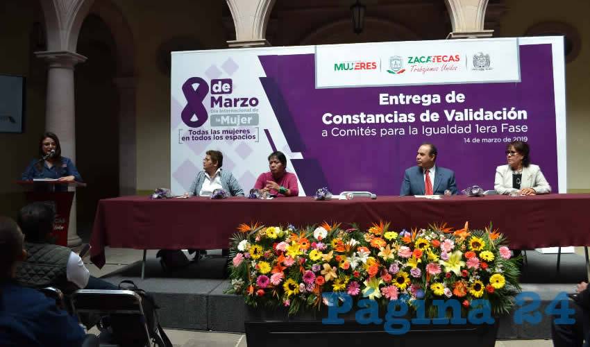 Dentro del programa de trabajo por la conmemoración del Día Internacional de la Mujer en el que trabajan instituciones y organismos civiles para la erradicación de la violencia contra la mujer y la discriminación, la Secretaría de la Mujer (Semujer) y la Universidad Autónoma de Zacatecas (UAZ) entregaron las constancias de validación a comités para la igualdad en la primera de las fases (Foto: Merari Martínez)