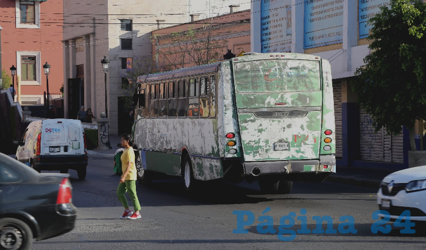 Los camiones urbanos representan un peligro para choferes y usuarios (Foto: Eddylberto Luévano Santillán)