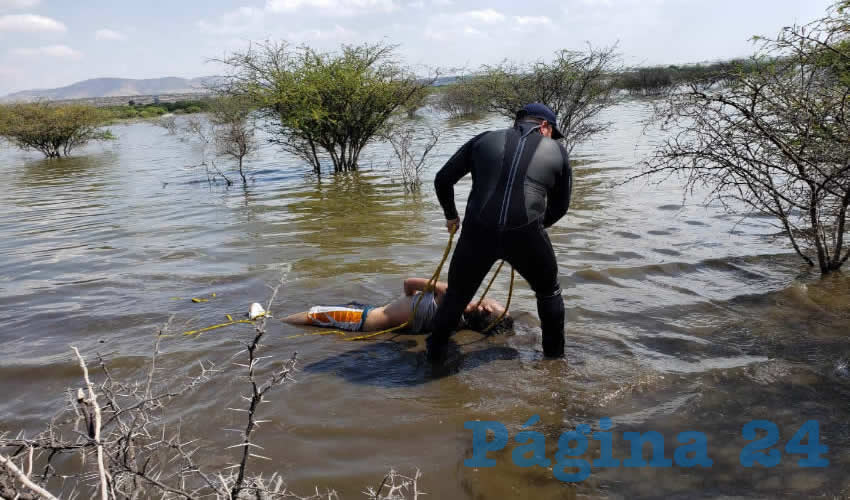 Tras dos horas de búsqueda, bomberos rescataron el cadáver de Alberto Cardona Anguiano