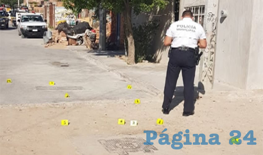 Alrededor de nuevo casquillos percutidos quedaron sobre el suelo