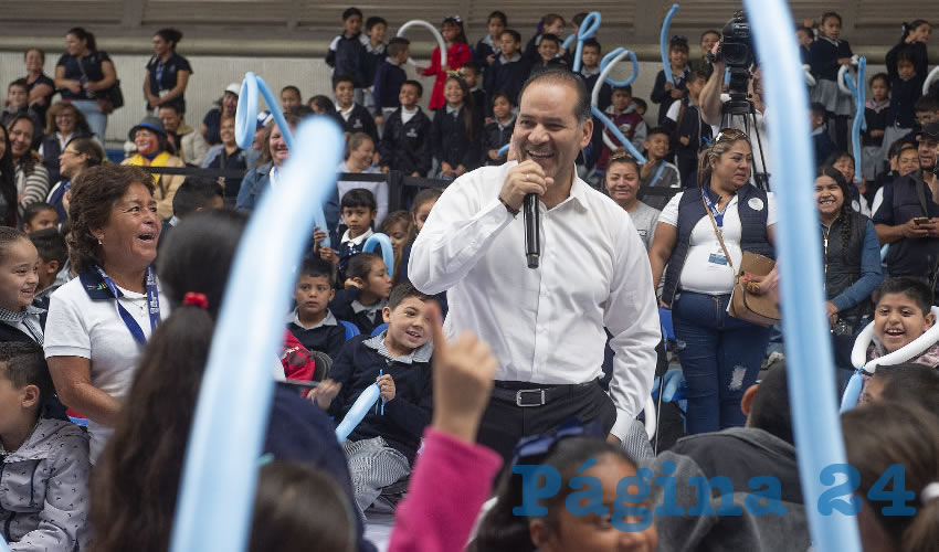 El gobernador del Estado, Martín Orozco Sandoval, hizo entrega de cinco mil 150 uniformes deportivos
