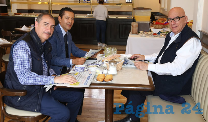 En Sanborns Francia almorzaron Arturo Robles Apodaca, Adri&aacute;n Ventura D&aacute;vila y Dante Alfonso Delgado Rannauro, coordinador de senadores de Movimiento Ciudadano