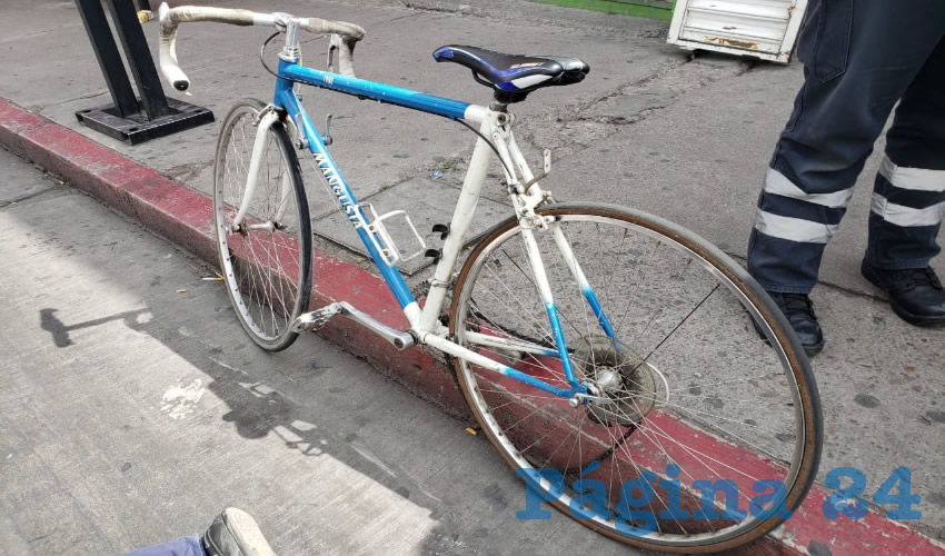 La bicicleta que tripulaba Gerónimo Gaytán Carreón, quien embistió a la mujer hacia el autobús, en donde fue arrollada