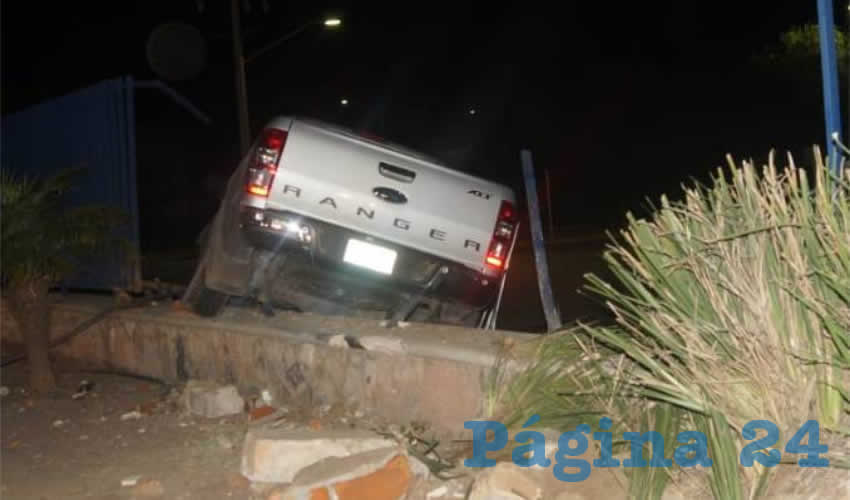La camioneta destroz&oacute; el barandal de la UAA y parte del muro