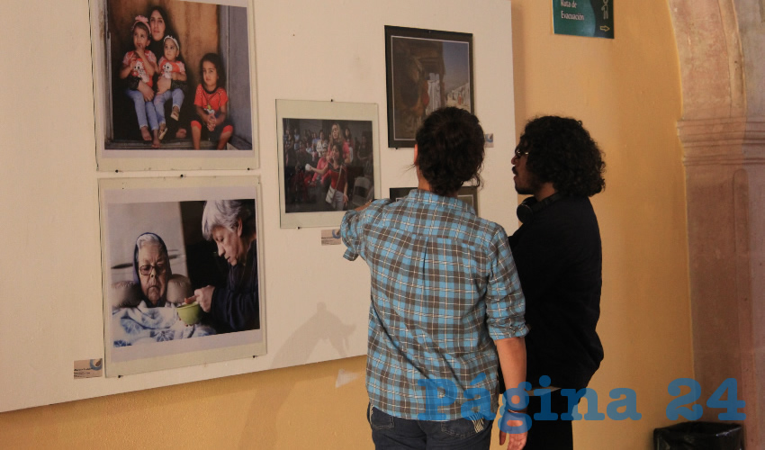 En la inauguración, Flor Castañeda, fotoperiodista zacatecana e integrante del colectivo Mirabilia organizador del evento, señaló la importancia de crear redes con fotógrafas de todo el país (Foto Rocío Castro Alvarado)