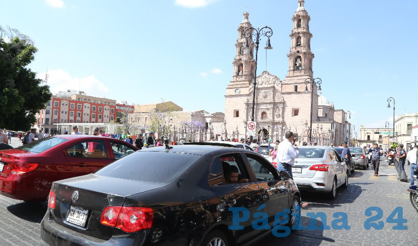 Choferes de plataformas digitales realizaron un bloqueo sobre la avenida Madero por cerca de 20 minutos