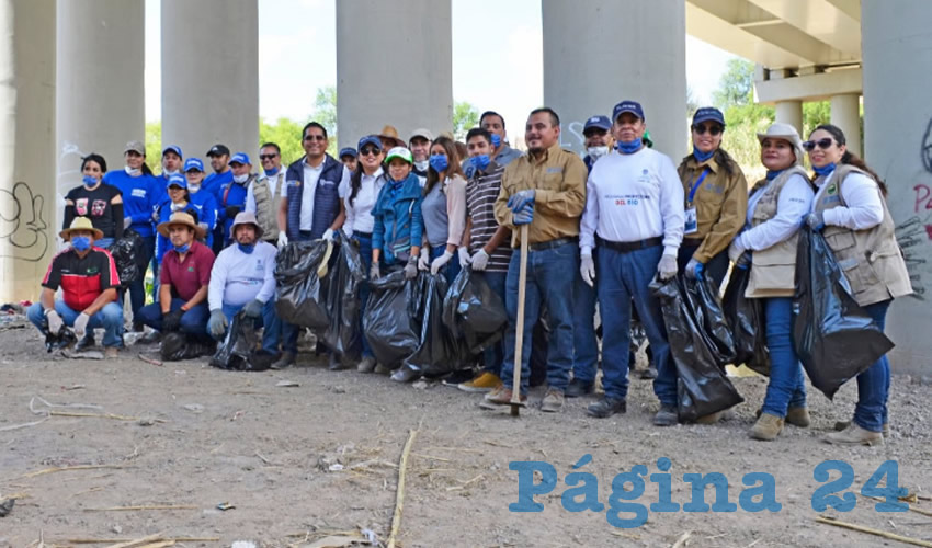 Se dotó de equipo de protección para que varias cuadrillas comenzaran a retirar de forma manual la basura