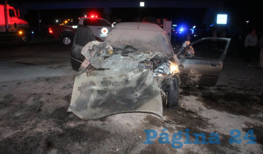 El auto Ford Ikon, que se estamp&oacute; contra la camioneta Chevrolet Silverado, que intempestivamente la cerr&oacute; el paso sobre la carretera federal 45 norte