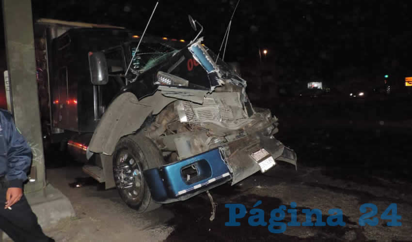 El tractocamión Kenworth verde sufrió cuantiosos daños, además de perder parte de la mercancía