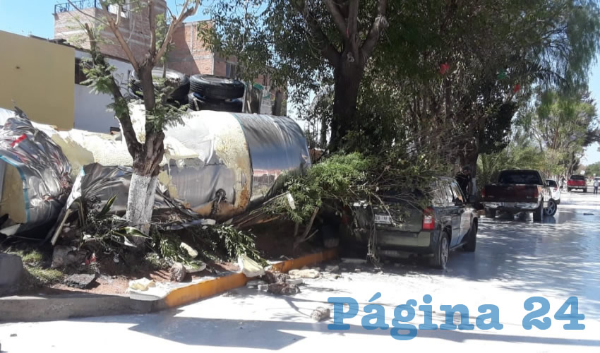 La pipa estuvo a punto de caer sobre un vehículo estaciondo
