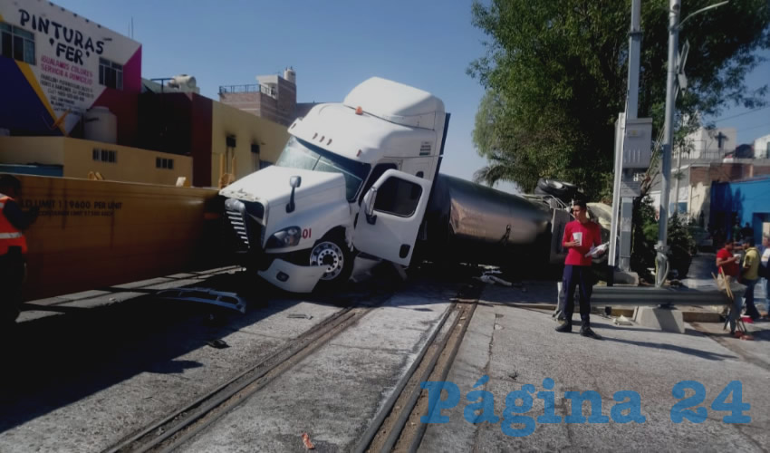 El tráiler sufrió severos daños debido el encontronazo