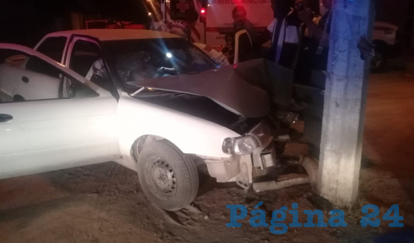 Hilda Lorena Nievas Cornejo estrell&oacute; su autom&oacute;vil Nissan Tsuru contra un poste de la CFE