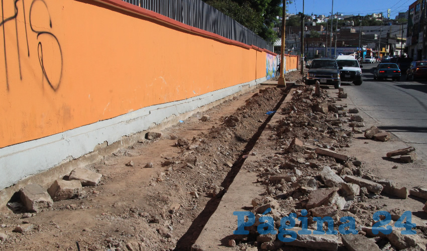 Estos trabajos dijeron, se realizan principalmente frente al preescolar y a unos metros de la escuela primaria, donde a diario acceden decenas de automovilistas a dejar a sus hijos a estos centros escolares (Foto Rocío Castro Alvarado)