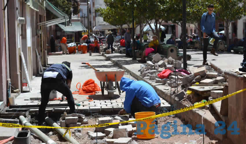 Principalmente en el circuito de los trabajos que se realizan en la calle Aldama es donde los peatones tienen que hacer malabares para cruzar este punto para llegar a su destino (Foto Merari Martínez)