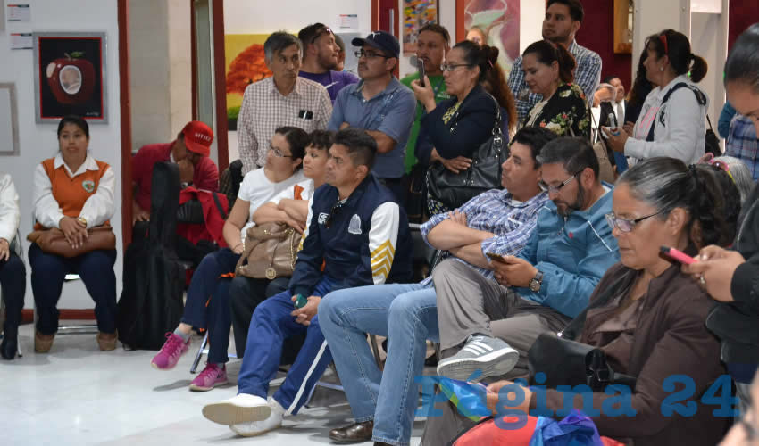 Los cotizantes del Issstezac, principalmente del subsistema de Telesecundarias, sección 58 del Sindicato Nacional de Trabajadores de la Educación (SNTE), Sindicato Único de Trabajadores al Servicio del Estado, Municipios y Organismos Paraestatales (SUTSEMOP) y del Colegio de Bachilleres del Estado de Zacatecas (Cobaez) se unieron a la protesta para evitar que siga el saqueo que iniciaron desde el año pasado (Foto Merari Martínez)