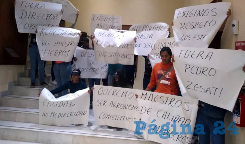 En la sede del Poder Legislativo reprocharon el despido injustificado del docente José Luis Fierros Rojo, a quien calificaron bien en su quehacer frente a grupo; además de la falta de profesores que cubran las materias incluidas en el programa académico
