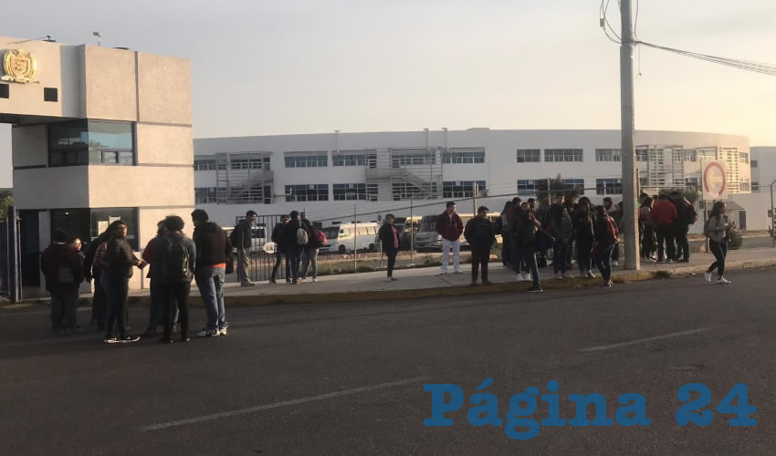 Los manifestantes condenan el despido de este docente que tiene 38 años de antigüedad en la máxima casa de estudios del estado, por esto presumen que se violentaron los procedimientos del Contrato Colectivo de Trabajo para llegar hasta rescindirlo