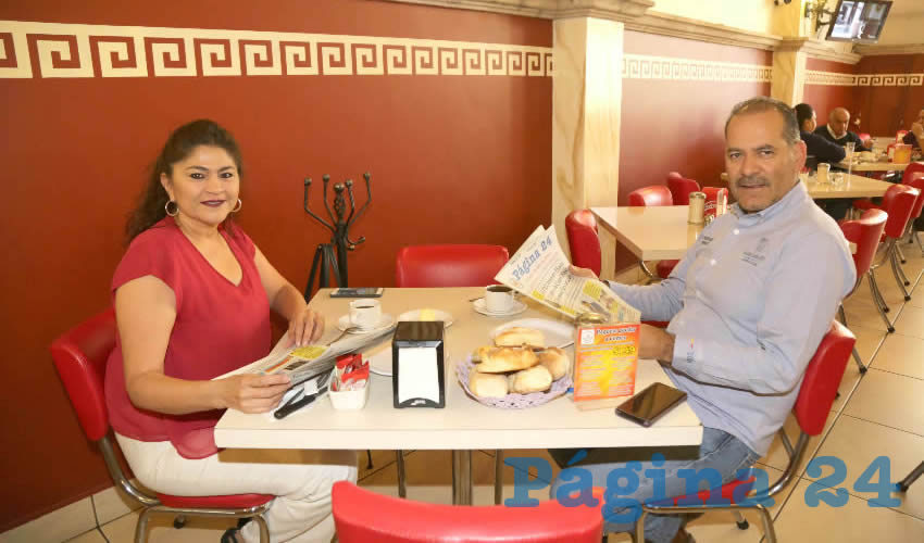 En el restaurante Mitla compartieron el pan y la sal Nora Ruvalcaba Gamez, delegada regional metropolitana del Servicio de Administraci&oacute;n y Enajenaci&oacute;n de Bienes (SAE); y Mart&iacute;n Orozco Sandoval, gobernador del Estado de Aguascalientes