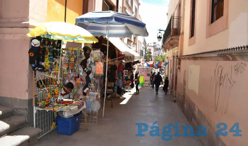 Varios comerciantes han tomado parte del céntrico callejón de la Bordadora para incrementar sus ventas y ofrecer sus productos artesanales, entre otros (Foto: Merari Martínez)