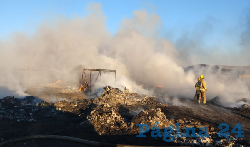 Los &ldquo;tragahumo&rdquo; combatieron la quemaz&oacute;n de una recicladora en las inmediaciones del rancho El Chacho