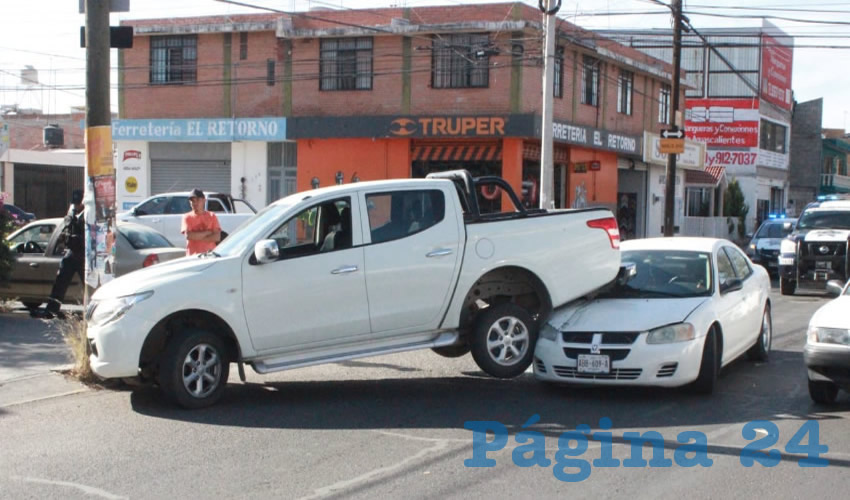 La conductora del auto Dodge Stratus no tuvo oportunidad de eludir la camioneta Toyota, la cual le cerró el paso en el cruce con la calle Margil de Jesús