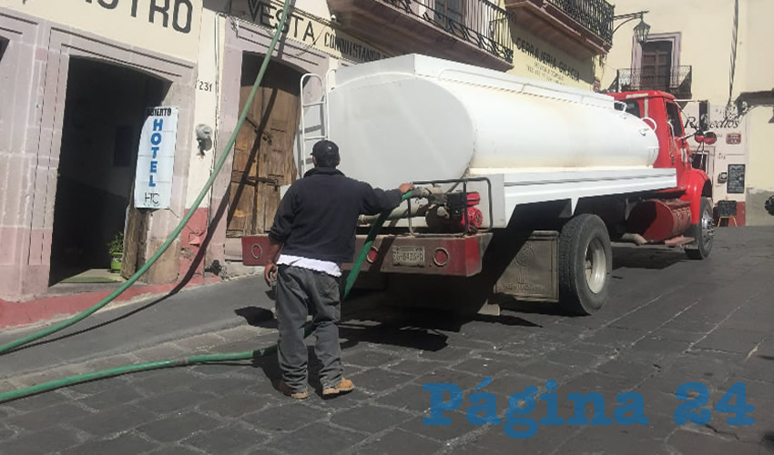 La ciudadanía acude a pipas externas por la ineptitud de Jiapaz (Foto Cristo González)
