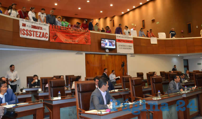 Marcelino Rodarte Hernández, integrante del Movimiento Democrático Magisterial de Zacatecas (MDMZ) y derechohabiente del Issstezac, señaló que la manifestación es realizada para que de manera rápida los diputados creen una comisión especial que revise las finanzas del instituto (Foto Merari Martínez Castro)