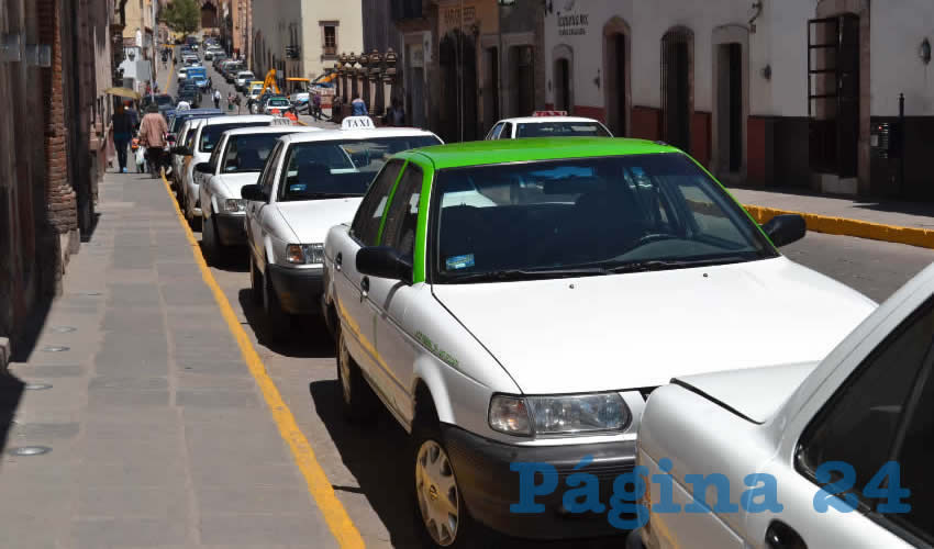 Un grupo perteneciente al Movimiento Nacional de Taxistas delegación Zacatecas se congregó cerca del perímetro ferial para manifestarse ante la falta de regulación del servicio privado que ofrece la plataforma digital de Uber en la entidad (Foto Merari Martínez)