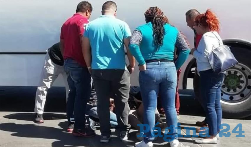 El motociclista se estamp&oacute; contra el autob&uacute;s, el cual le cerr&oacute; el paso sobre avenida Eugenio Garza Sada