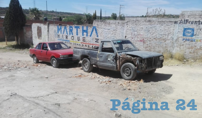 Con una camioneta Nissan, tres cacos jalaban el vehículo Nissan Tsuru