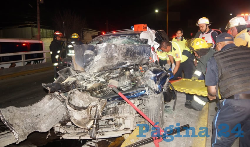 Destrozada quedó la camioneta Chrysler Town & Country