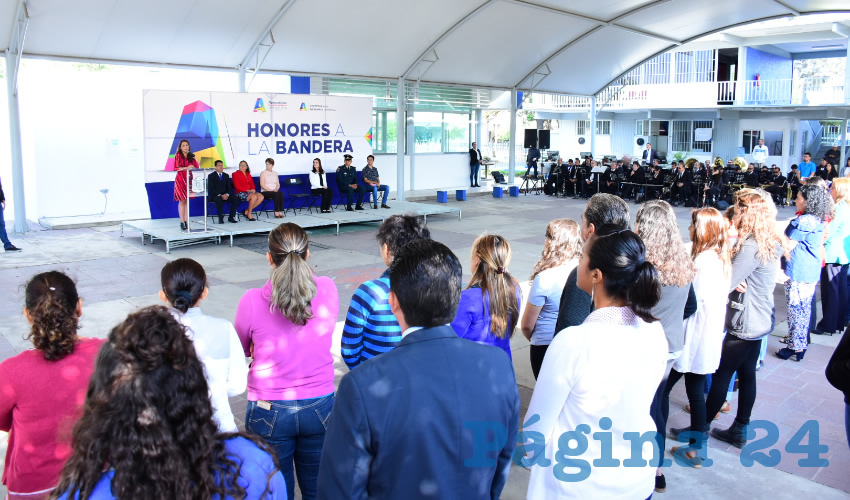 La alcaldesa de Aguascalientes, Tere Jiménez, encabezó la ceremonia de honores a la bandera en la Universidad Pedagógica Nacional Unidad 11