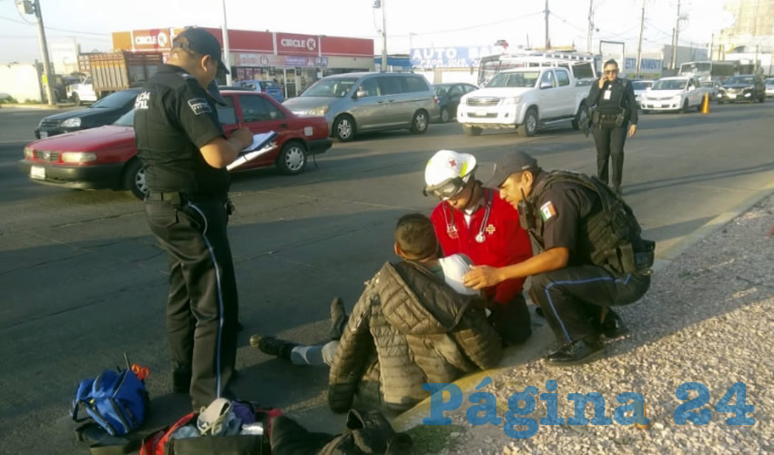 El conductor de la Italika sufri&oacute; varios golpes al caer de la moto