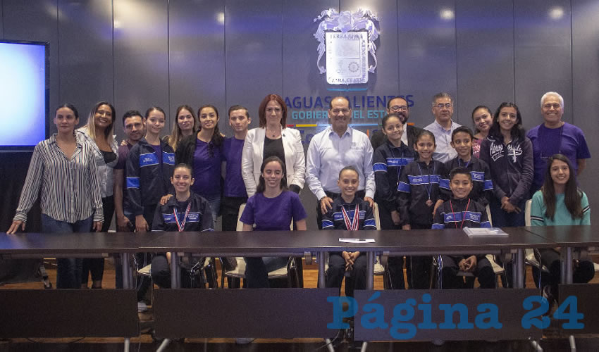 Mart&iacute;n Orozco Sandoval se reuni&oacute; con 11 estudiantes que obtuvieron los primeros lugares en competencias de danza y flauta en Espa&ntilde;a, Francia y M&eacute;xico