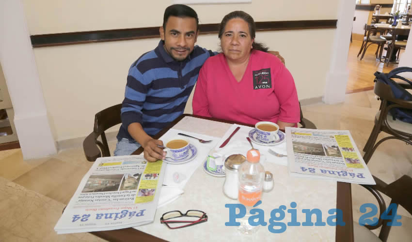 Ángel Israel Cervantes Pedroza y Leticia Pedroza García desayunaron en Sanborns Francia