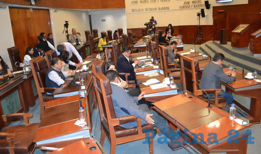 Roxana del Refugio Muñoz González, diputada local por Movimiento Regeneración Nacional (Morena), fue la encargada de presentar ante el Pleno del Congreso del Estado la iniciativa para elegir al comisionado del Instituto Zacatecano de Transparencia, Acceso a la Información y Protección de Datos Personales (IZAI) (Foto Merari Martínez Castro)