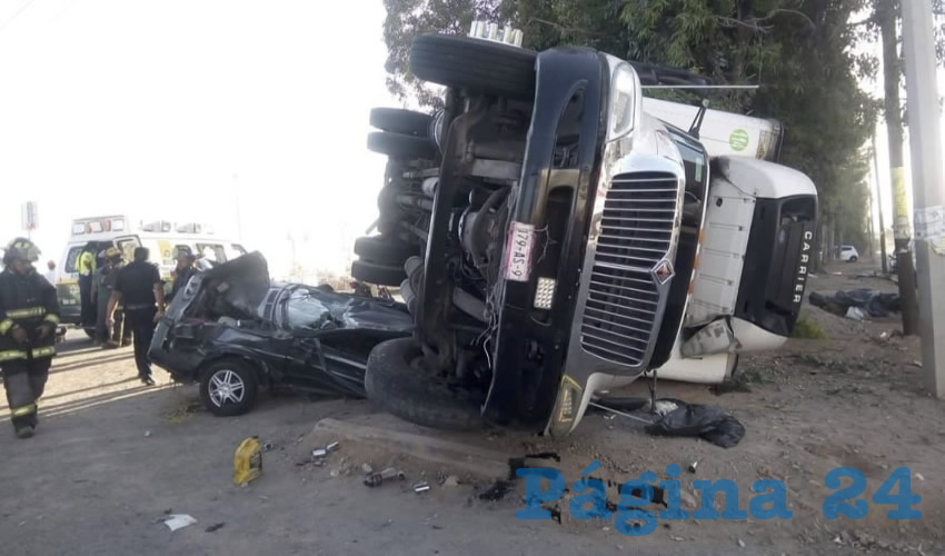 El carro Volkswagen Jetta fue destruido por el camión torton, salvando la vida el único tripulante del auto