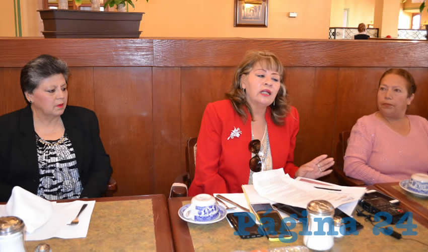 En conferencia de prensa, la señora Ofelia López Castañeda, quien dijo ser la presidenta de la única planilla registrada en noviembre del año pasado, repudió que todavía no le han entregado el nombramiento para hacer gestiones ante las problemáticas que enfrentan en esta zona habitacional (Foto Merari Martínez)