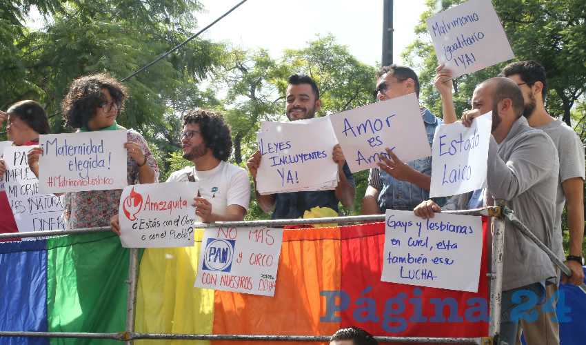 Activistas a favor de los derechos humanos de las personas gay se manifiestan frente al Congreso del Estado