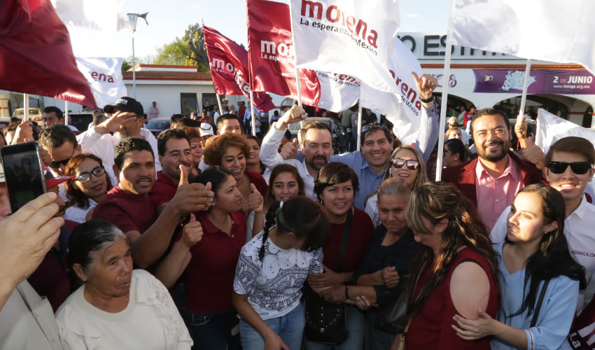 Alrededor de 100 personas acompa&ntilde;aron al candidato electo de Morena por la Alcald&iacute;a de Aguascalientes, Arturo &Aacute;vila Anaya, a presentar su registro